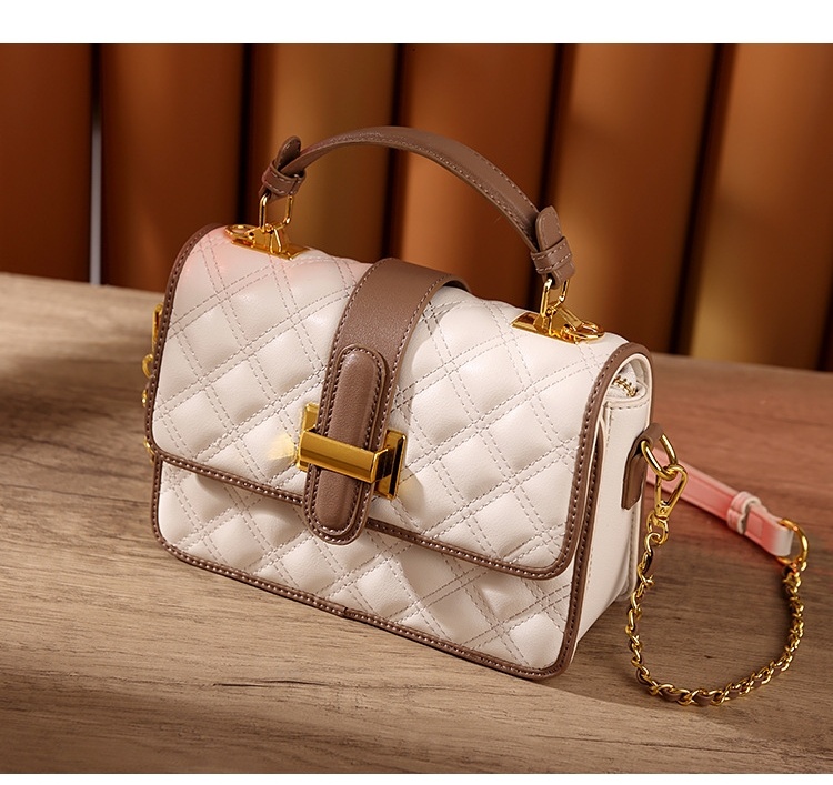 2025 New Summer Womens Light Luxury Quilted Crossbody Handbag